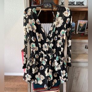 ASTR women’s black floral chiffon romper size small
